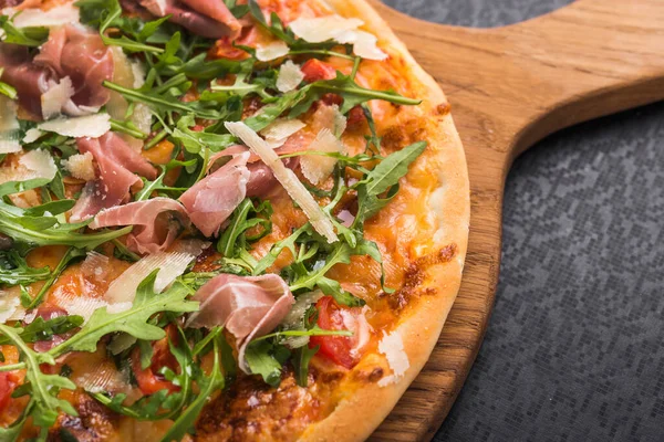 Heiße Italienische Pizza Mit Schinken Und Rucola Auf Schwarzem Küchentisch — Stockfoto