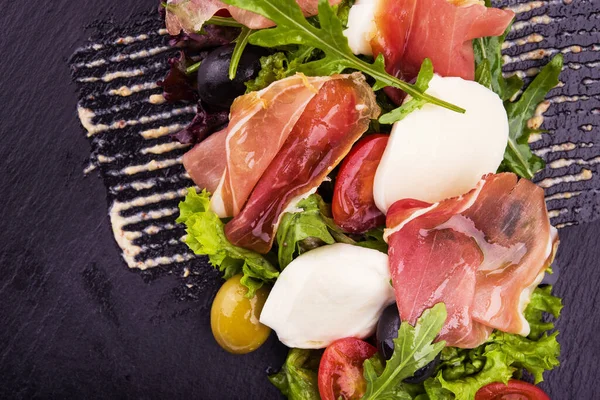 Salat Mit Schinken Mozzarella Frischen Tomaten Und Rucola Auf Schieferteller — Stockfoto