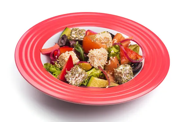 Řecký Salát Zeleninou Feta Červené Misce Izolované Bílém Pozadí — Stock fotografie