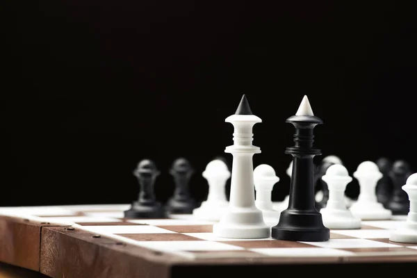 棋盘上的黑白棋王 黑色背景 — 图库照片