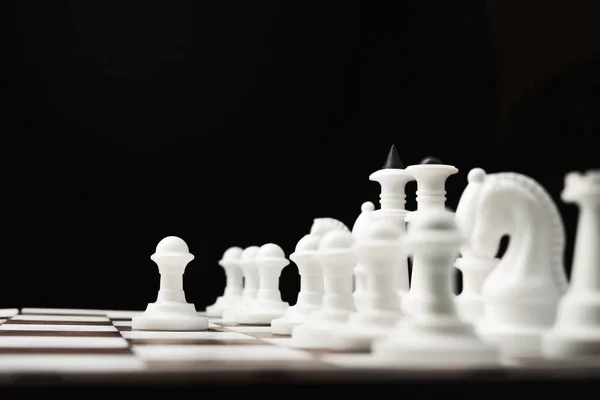 チェス盤に黒の背景 — ストック写真