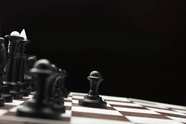 Λευκά Και Μαύρα Πιόνια Σκακιού Έναν Πίνακα — Φωτογραφία Αρχείου