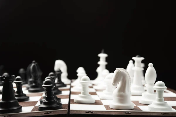 Белые Черные Шахматные Фигуры Доске — стоковое фото