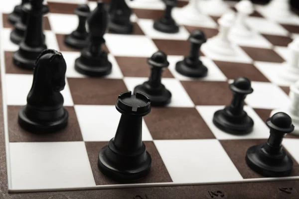 Witte Zwarte Schaakstukken Een Schoolbord — Stockfoto