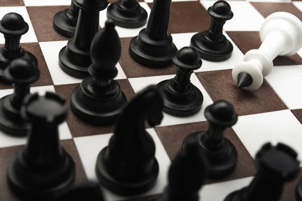 敗北した白いチェスの王は黒板に横たわっています 敗者の概念 — ストック写真