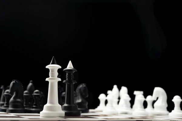 ボード上の黒と白のチェスの王 黒の背景 — ストック写真