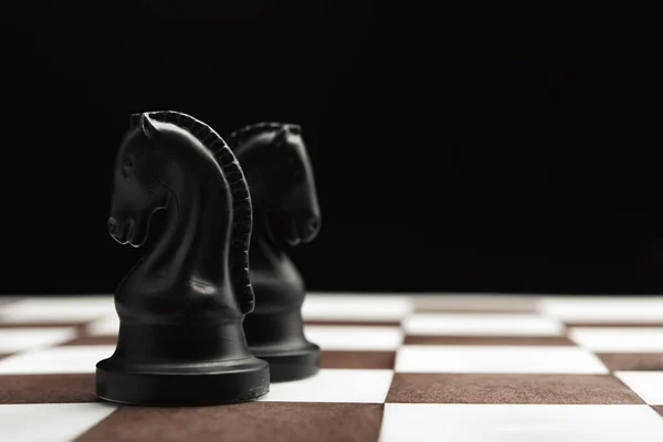 チェス騎士オンザチェスボードもう一度黒の背景 — ストック写真