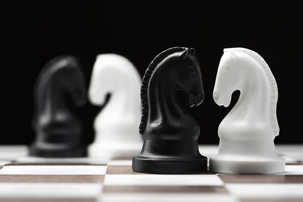 Šachový Rytíř Šachovnici Proti Černé Pozadí — Stock fotografie