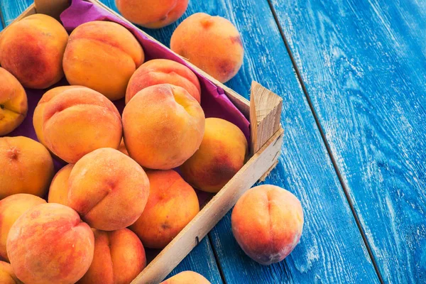 Heerlijke Fruitperzik Aan Houten Kist Tafel — Stockfoto