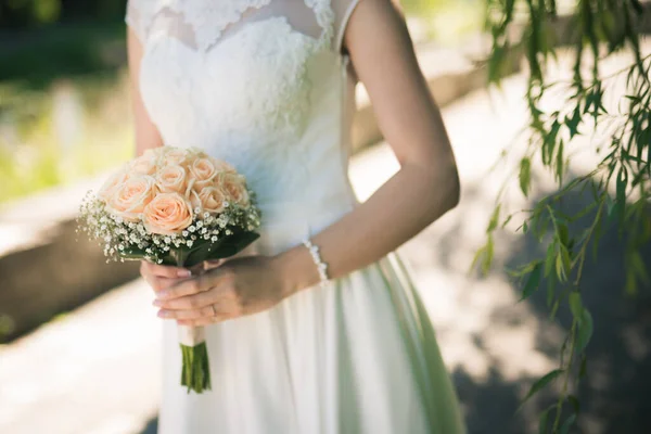 Bruid Houdt Een Boeket Rozen Het Park Bij Ceremonie Bruiloft — Stockfoto