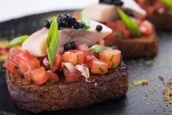 Domatesli Bruschetta Marine Edilmiş Ringa Balığı Siyah Havyar — Stok fotoğraf