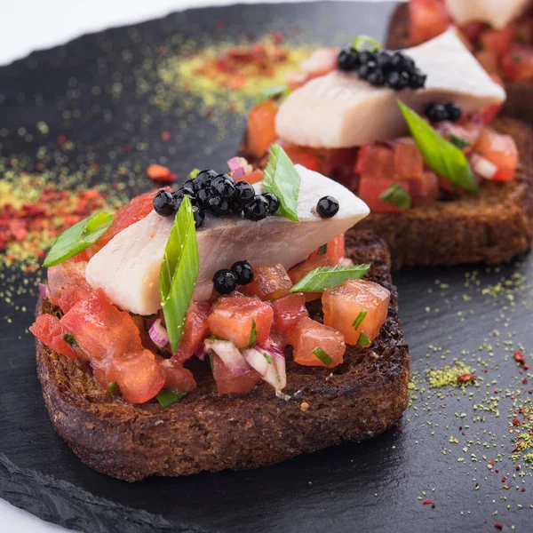 Bruschetta Com Tomates Arenque Marinado Caviar Preto — Fotografia de Stock