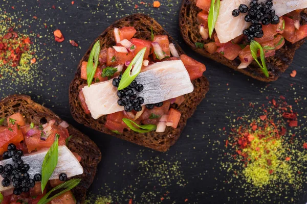 Bruschetta Mit Tomaten Und Mariniertem Hering Schwarzem Kaviar — Stockfoto