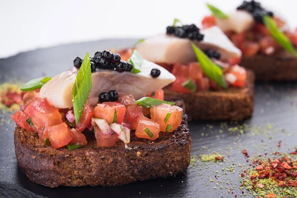 Bruschetta Com Tomates Arenque Marinado Caviar Preto — Fotografia de Stock