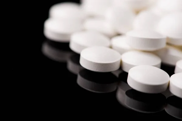 Bílé Pilulky Černém Skle Pozadí Lékařská Lékárna — Stock fotografie