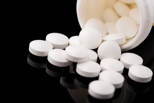 Pile Pilules Blanches Sur Fond Verre Noir Pharmacie Médicale — Photo