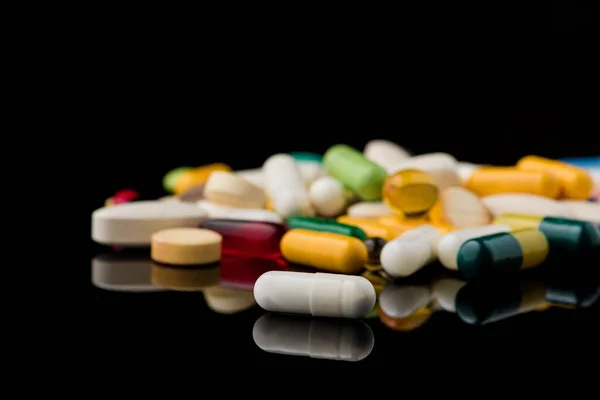 Píldoras Color Sobre Fondo Vidrio Negro Farmacia Médica —  Fotos de Stock
