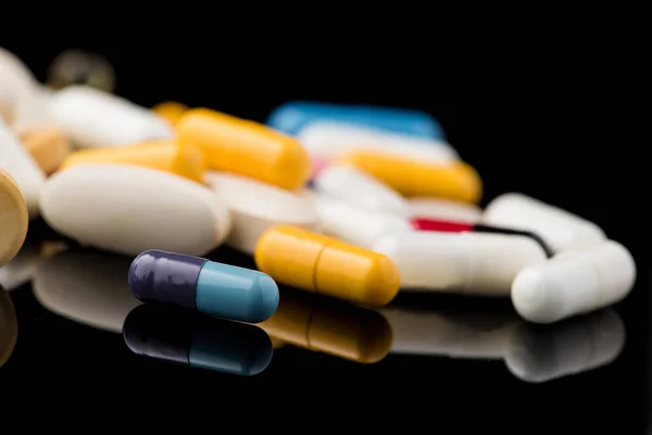 Белые Таблетки Черном Стеклянном Фоне Медицинская Аптека — стоковое фото