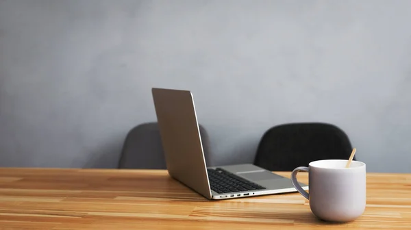 Kaffekopp Och Laptop Kontorsbord Modern Arbetsplats Studio — Stockfoto