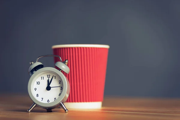 Papper Kaffekopp Med Metall Klocka Träbord — Stockfoto