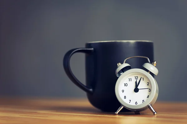 Metall Gammal Väckarklocka Med Kaffekopp Träbord Inbrott Kontoret — Stockfoto