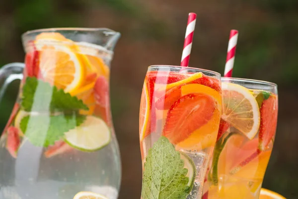 Bicchieri Cocktail Sul Tavolo All Aperto Fondo Naturale Garde — Foto Stock