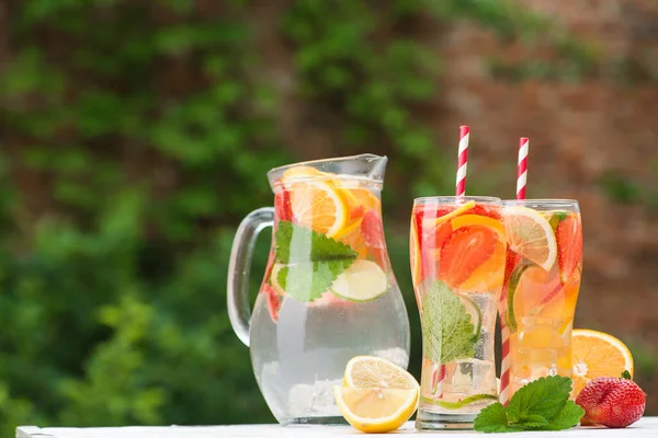 Cocktail Fresco Con Fragola Arancia Menta Ghiaccio Bevande Rinfrescanti — Foto Stock