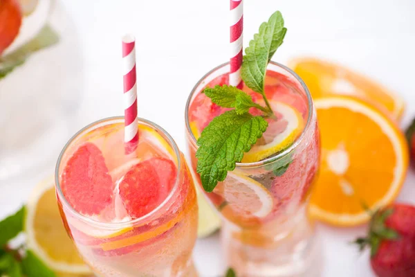 Cocktail Mojito Alla Fragola Arancia Con Pezzi Frutta Fondo Legno — Foto Stock