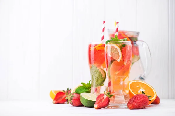 Cocktail Mojito Alla Fragola Arancia Con Pezzi Frutta Fondo Legno — Foto Stock