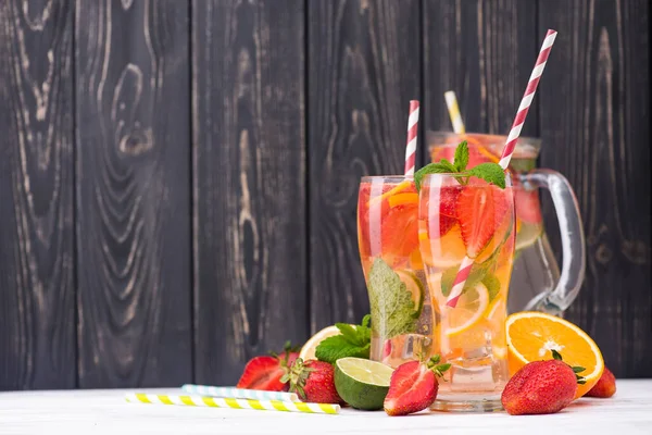 Cocktail Mojito Alla Fragola Arancia Con Pezzi Frutta Fondo Legno — Foto Stock