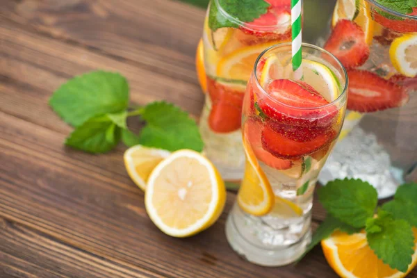 Cocktail Ingredienti Mojito Limone Fragola Arancia Tavola All Aperto — Foto Stock