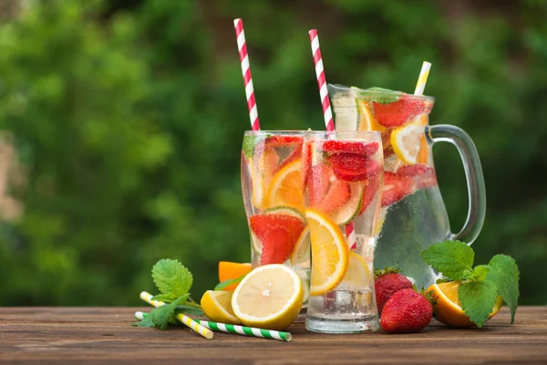 Cocktail Mojito Limone Fragola Arancia Tavolo Legno All Aperto — Foto Stock