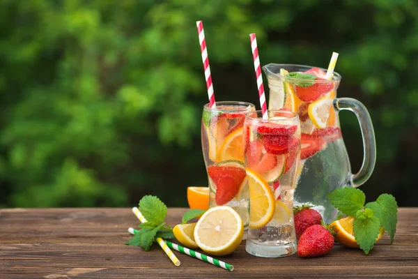 Cocktail Ingredienti Mojito Limone Fragola Arancia Tavola All Aperto — Foto Stock