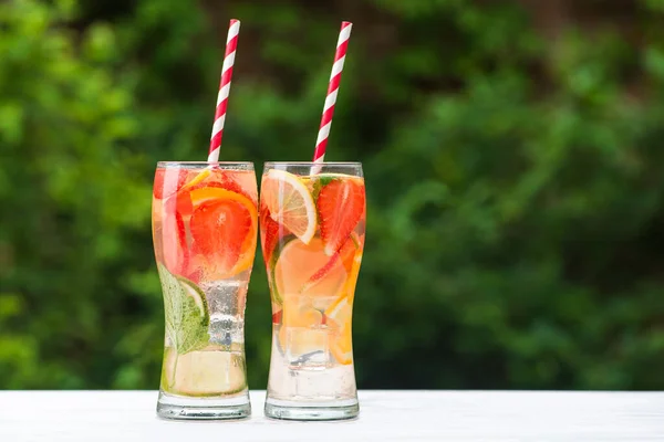 Due Bicchieri Mojito Frutta Sul Tavolo Legno Bianco — Foto Stock