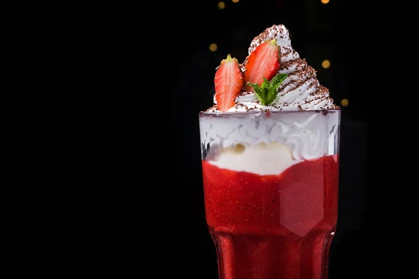 Fragola Con Gelato Menta Fondo Nero Cibo Dessert Estivo — Foto Stock