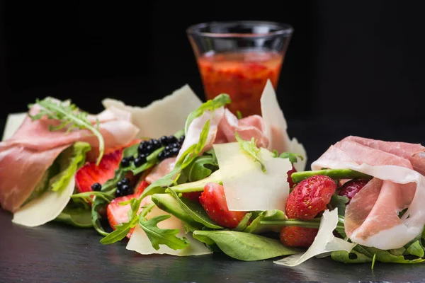 Köstlicher Salat Mit Erdbeeren Und Prosciutto Auf Schwarz — Stockfoto