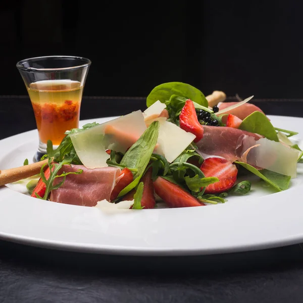 Köstlicher Salat Mit Erdbeeren Und Prosciutto Auf Schwarz — Stockfoto