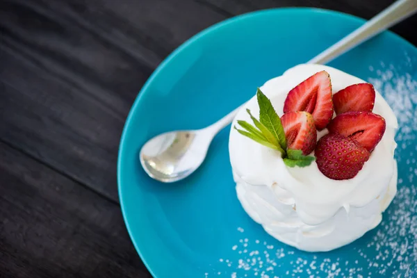 Pavlova Dolce Con Frutta Alla Fragola Piatto Blu — Foto Stock