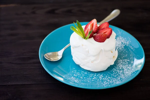 Pavlova Dolce Con Frutta Alla Fragola Piatto Blu — Foto Stock