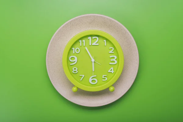 带测量带的钟 饮食概念 顶视图绿色背景 — 图库照片