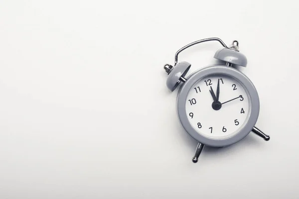 白い背景のレトロなスチール時計 — ストック写真