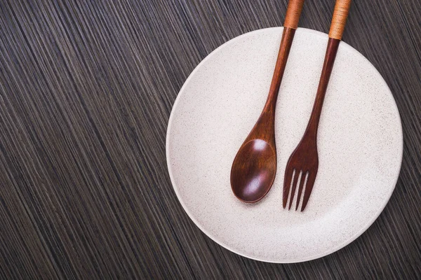 Placa Blanca Vacía Con Cuchara Tenedor Sobre Mesa Madera Vista — Foto de Stock