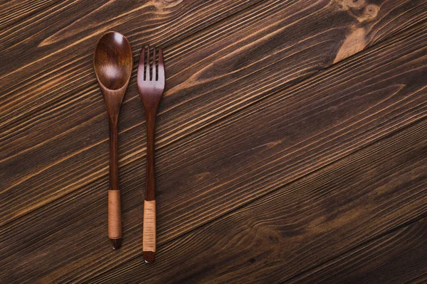 木桌上的刀叉 背景上的餐具 — 图库照片