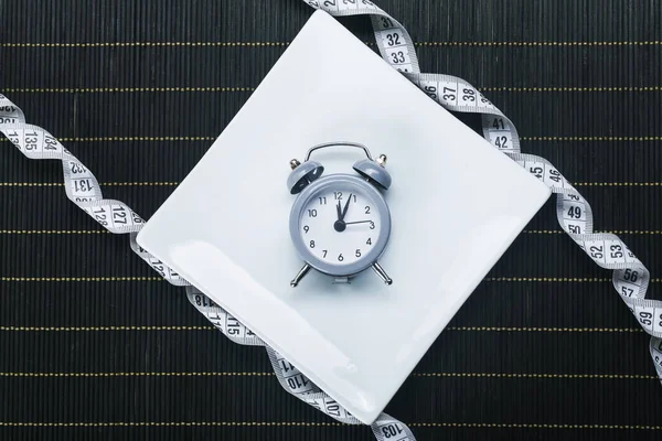 測定テープで時計を 食事の概念 トップビュー — ストック写真