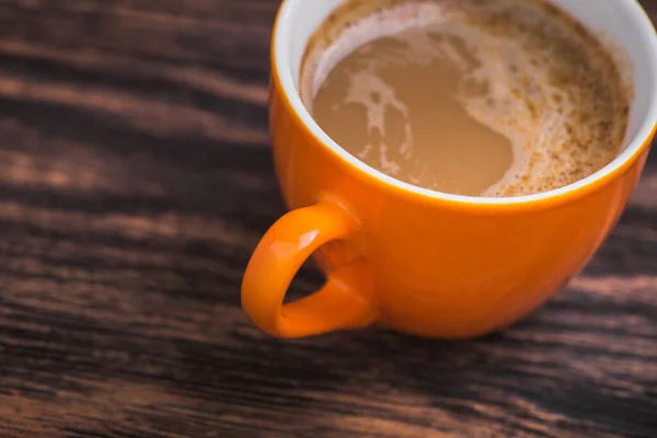 Eski Ahşap Masadaki Turuncu Kahve Fincanı Aroma Içeceği — Stok fotoğraf