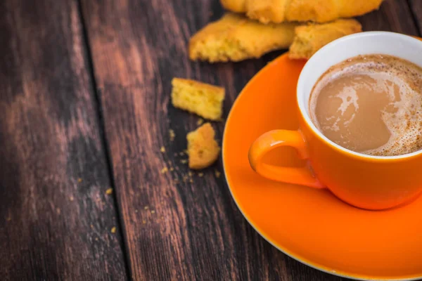 Orange Kaffeetasse Mit Leckerem Keksgebäck Auf Retro Holztisch — Stockfoto
