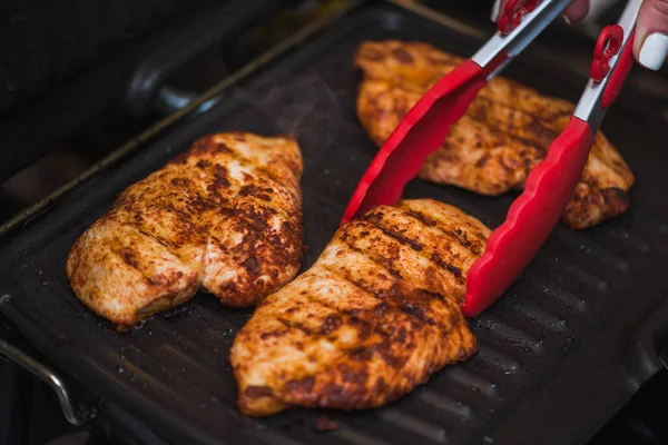 Sabrosos Filetes Pollo Parrilla Barbacoa Prepararse Para Cena — Foto de Stock