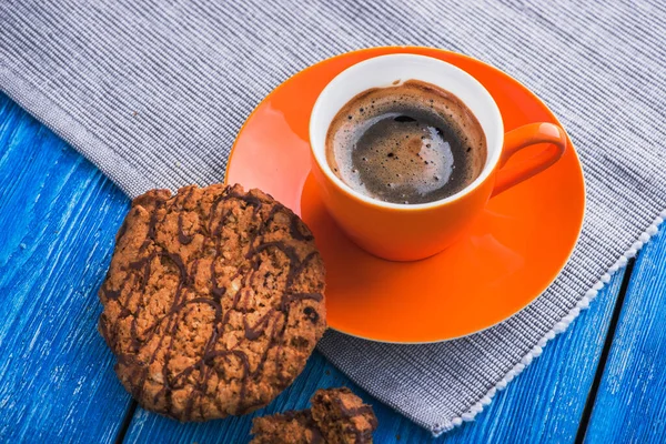 Orange Tasse Kaffee Witt Leckeres Gebäck Auf Blauem Hintergrund — Stockfoto