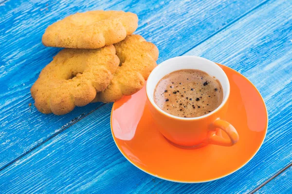 Orange Kopp Kaffe Witt Välsmakande Cookie Blå Bakgrund — Stockfoto