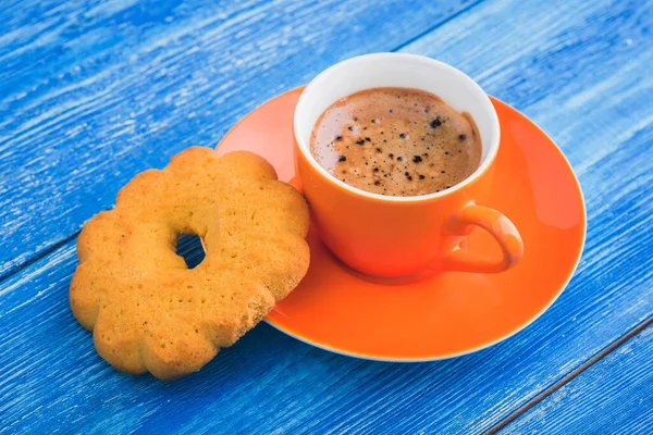 Orange Tasse Kaffee Witt Leckeres Gebäck Auf Blauem Hintergrund — Stockfoto
